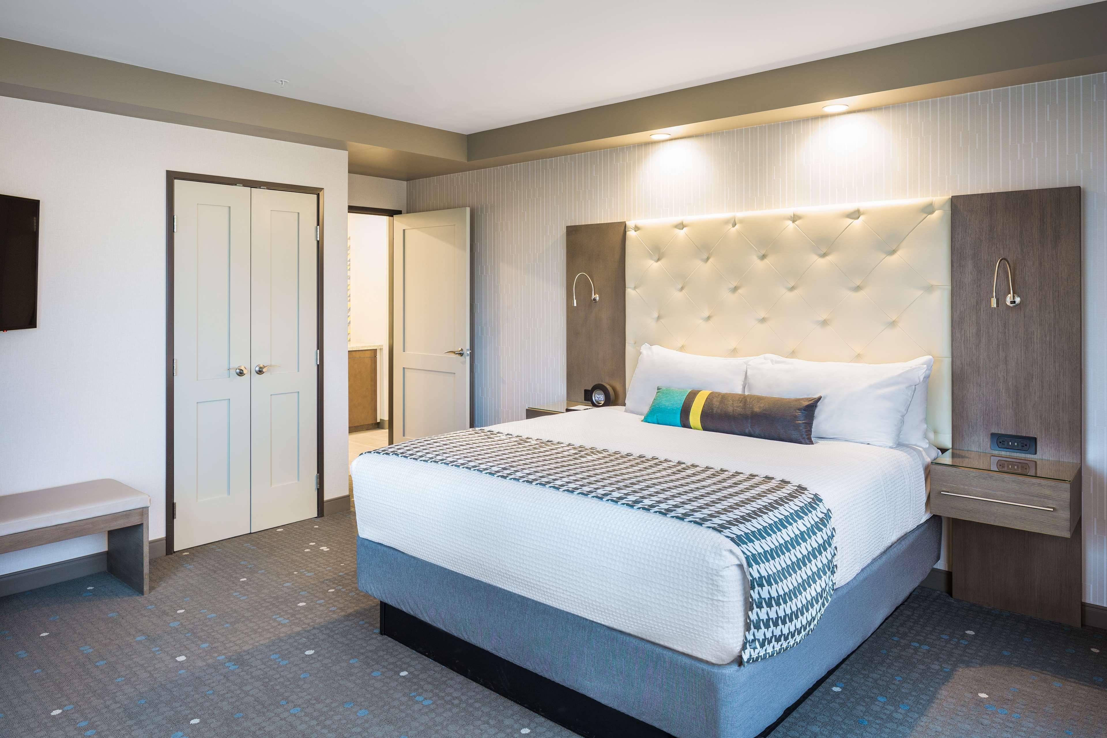Best Western Premier Hotel At Fisher'S Landing Vancouver Exterior photo