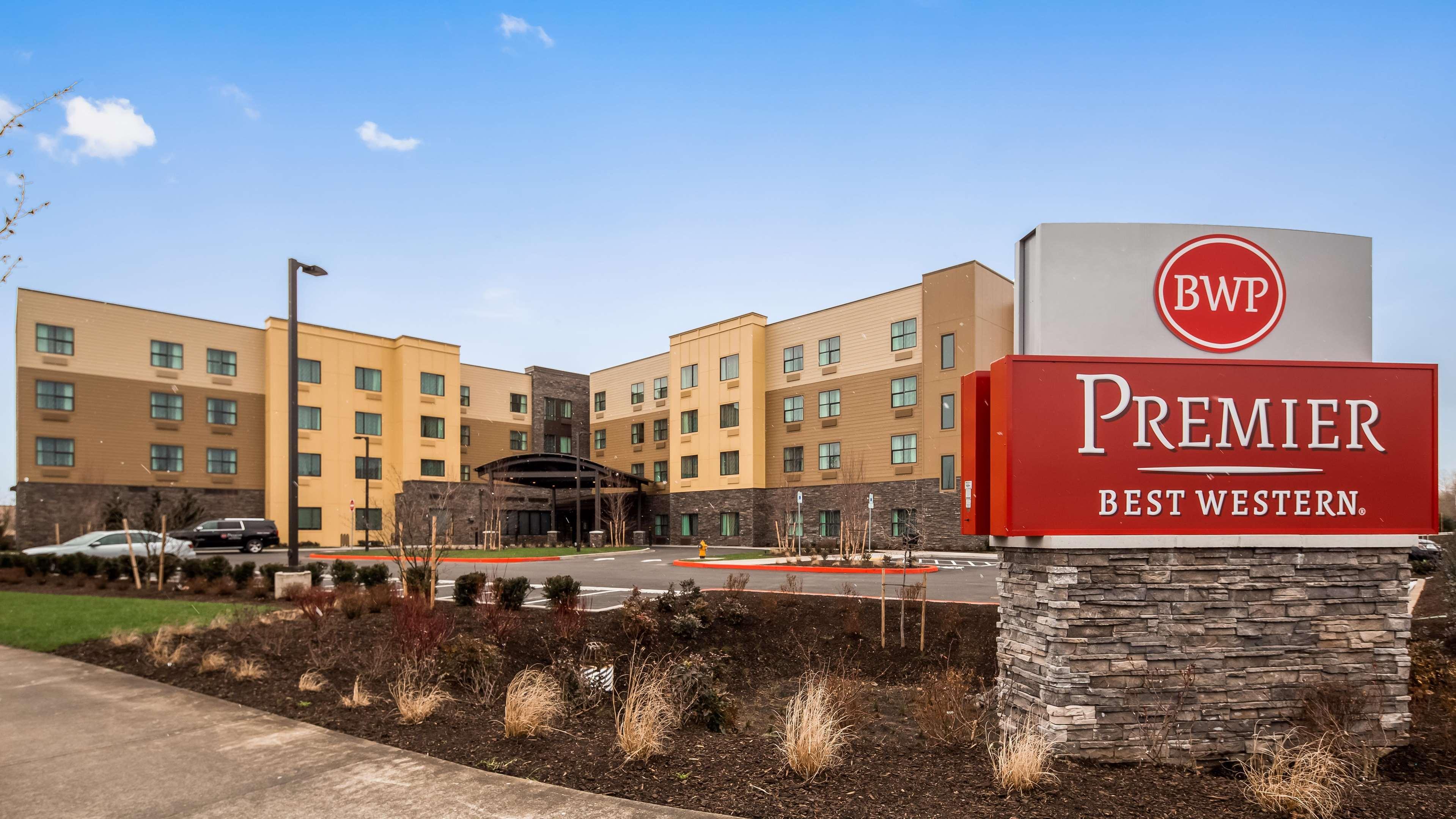 Best Western Premier Hotel At Fisher'S Landing Vancouver Exterior photo