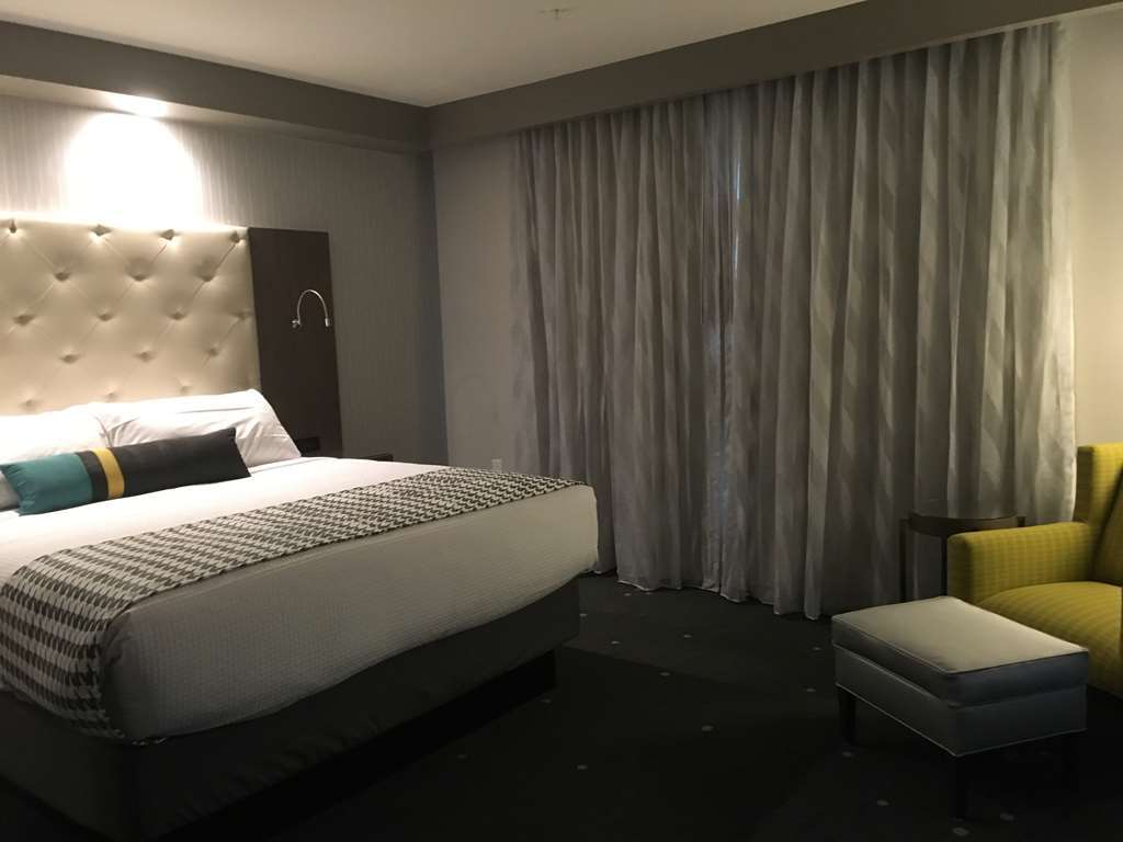 Best Western Premier Hotel At Fisher'S Landing Vancouver Room photo