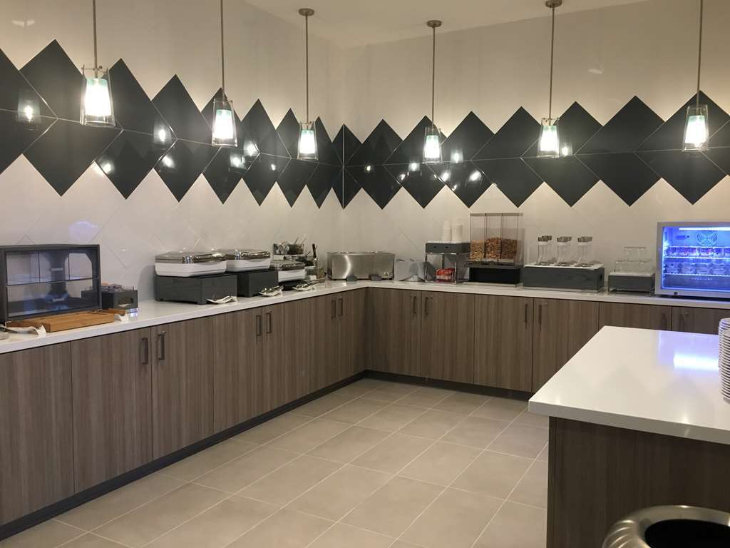 Best Western Premier Hotel At Fisher'S Landing Vancouver Restaurant photo