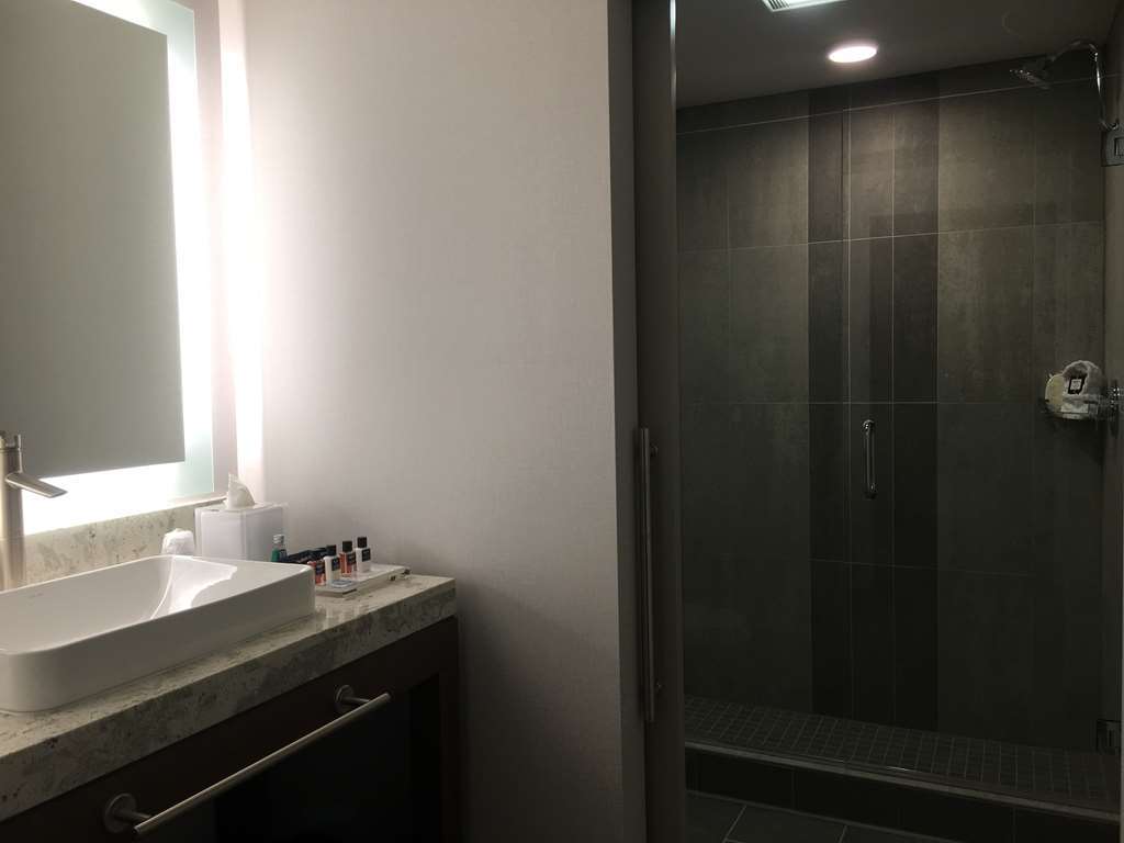 Best Western Premier Hotel At Fisher'S Landing Vancouver Room photo