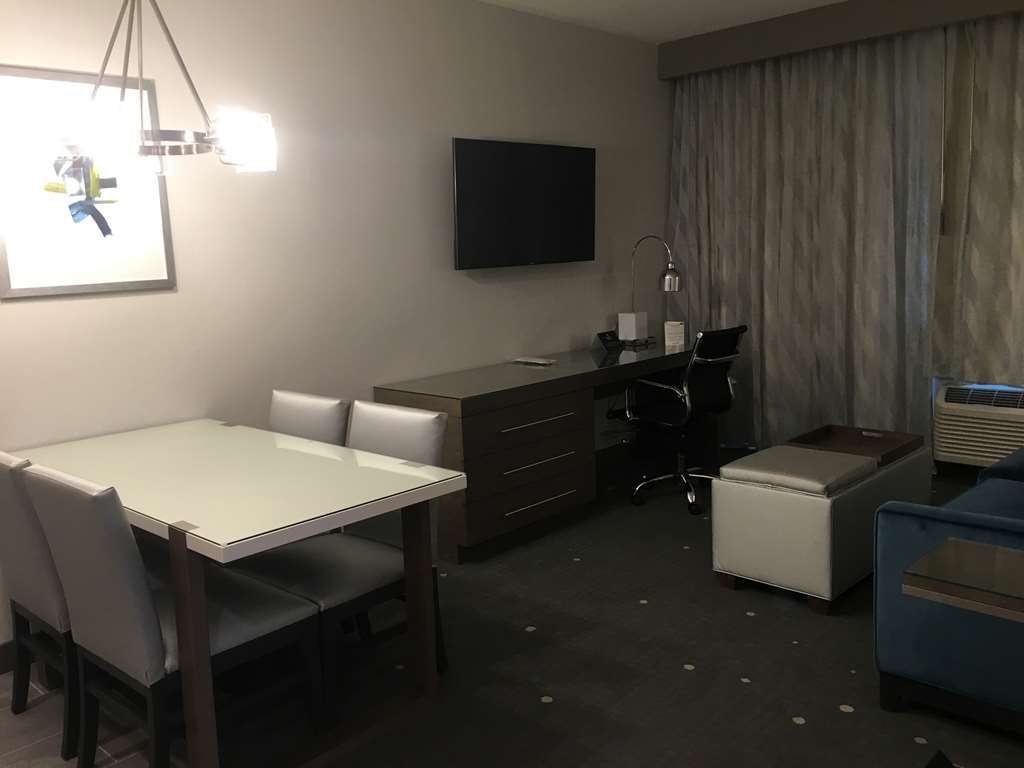Best Western Premier Hotel At Fisher'S Landing Vancouver Room photo