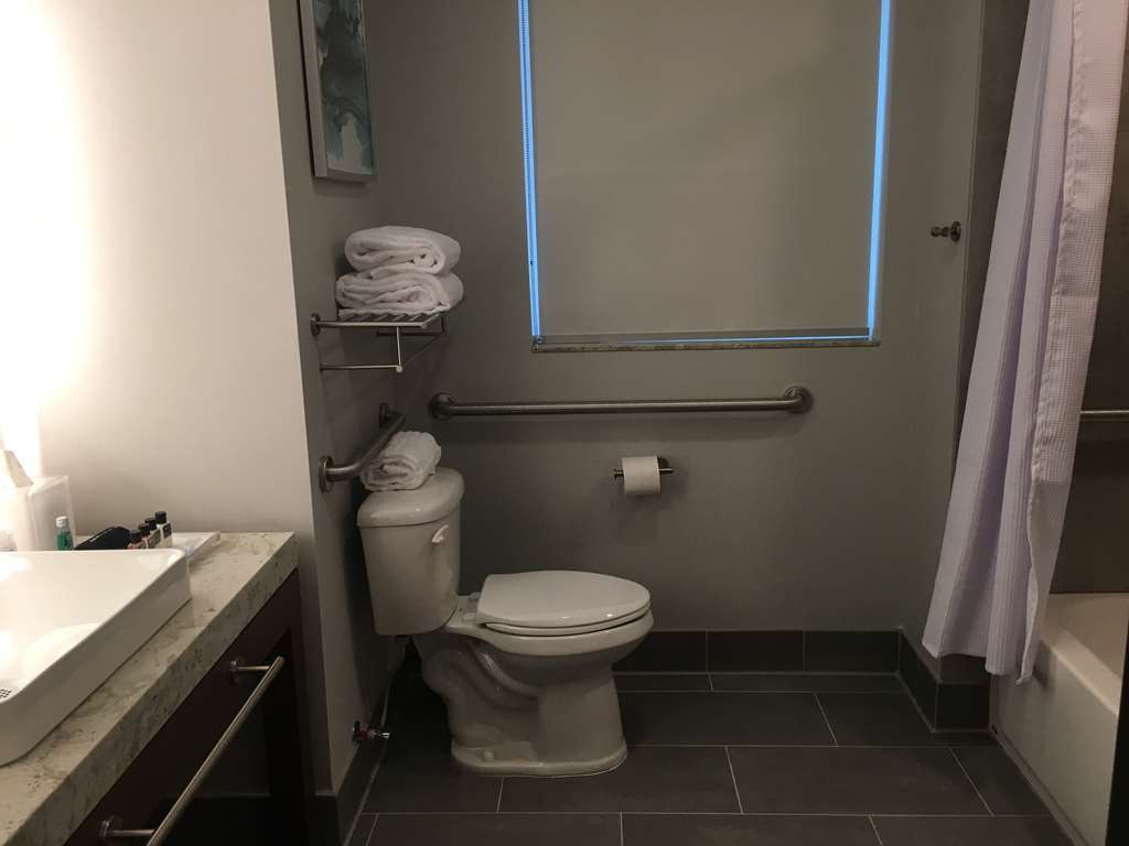Best Western Premier Hotel At Fisher'S Landing Vancouver Room photo