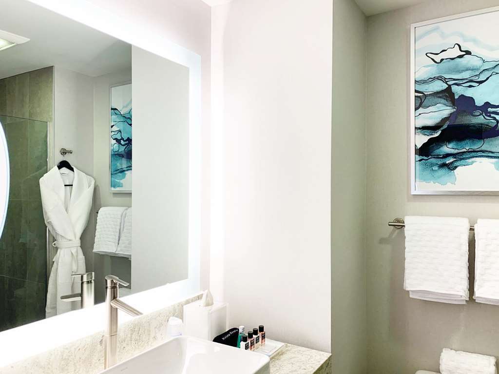 Best Western Premier Hotel At Fisher'S Landing Vancouver Room photo