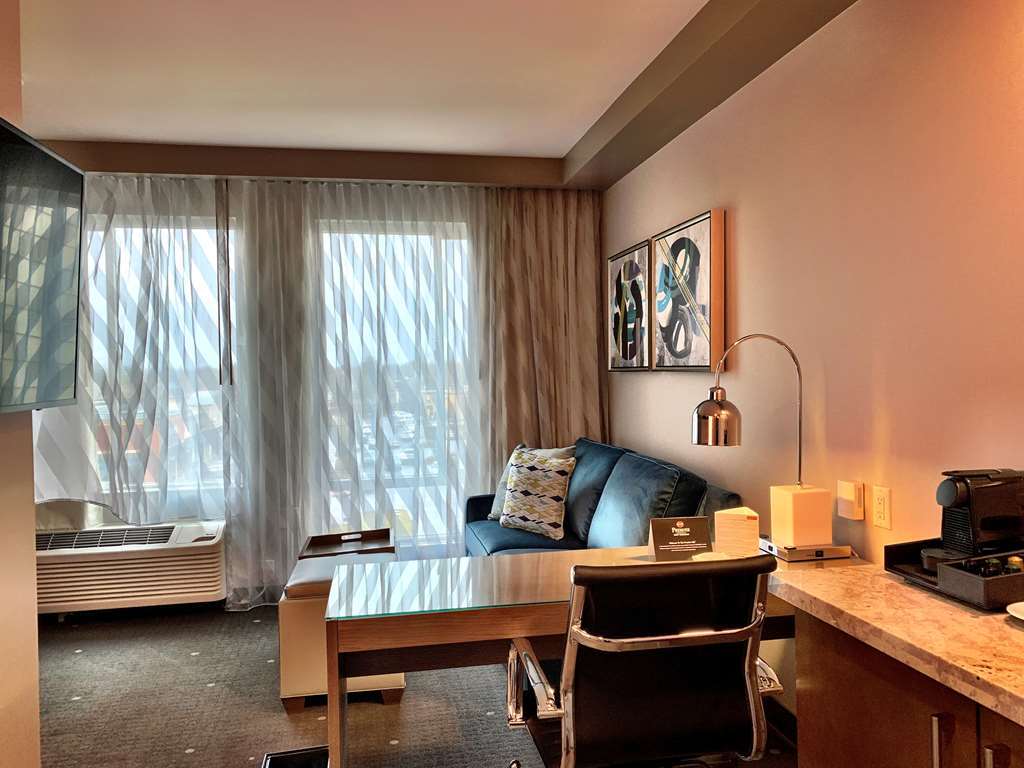 Best Western Premier Hotel At Fisher'S Landing Vancouver Room photo